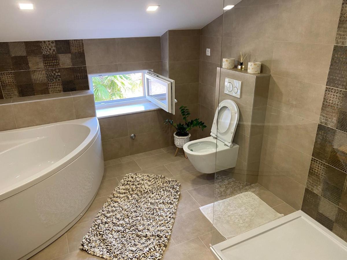 Andrea, Premium Three Bedroom Apartment, Entire Floor كاستاف المظهر الخارجي الصورة