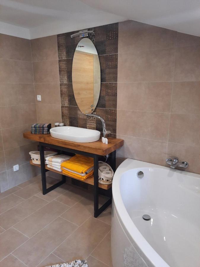 Andrea, Premium Three Bedroom Apartment, Entire Floor كاستاف المظهر الخارجي الصورة