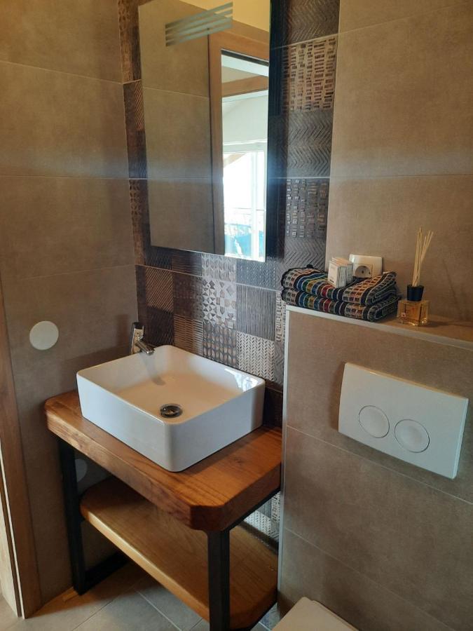 Andrea, Premium Three Bedroom Apartment, Entire Floor كاستاف المظهر الخارجي الصورة
